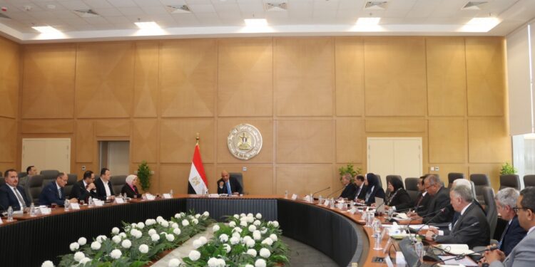 خلال اجتماع موسع بقيادات القطاع .. وزير الكهرباء  يتابع مشروعات دعم الشبكة القومية