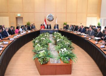 وزير الصناعة يترأس اجتماعًا موسعاً لبحث آليات تقديم خدمة جمع المخلفات الصلبة من السفن العابرة لقناة السويس وفقًا لمعايير الاستدامة البيئية