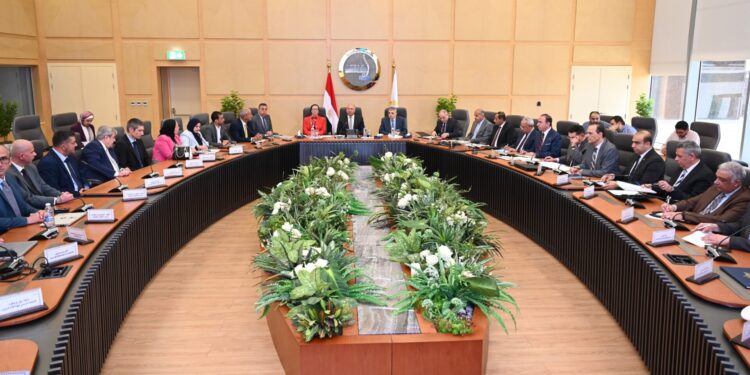 وزير الصناعة يترأس اجتماعًا موسعاً لبحث آليات تقديم خدمة جمع المخلفات الصلبة من السفن العابرة لقناة السويس وفقًا لمعايير الاستدامة البيئية