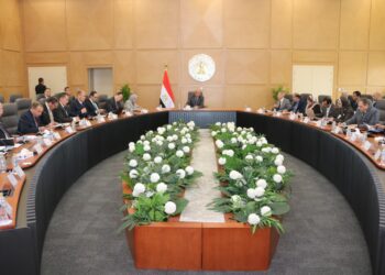 استعدادا لفصل الصيف .. وزير الكهرباء يجتمع برؤساء شركات إنتاج ونقل وتوزيع الكهرباء على مستوى الجمهورية