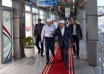 في أثناء جولته التفقدية بمشروع الأتوبيس الترددي BRT  .. رئيس الوزراء يتابع منظومة العمل الخاصة بالمشروع 