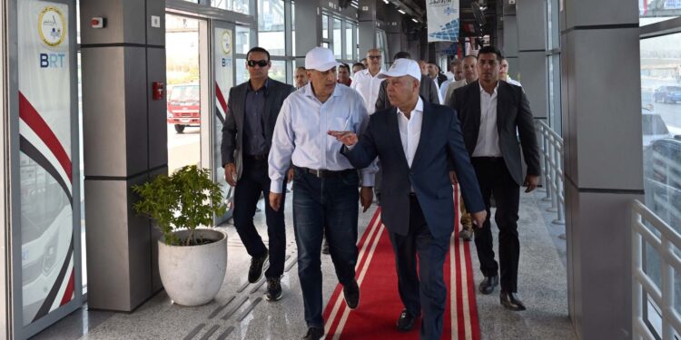 في أثناء جولته التفقدية بمشروع الأتوبيس الترددي BRT  .. رئيس الوزراء يتابع منظومة العمل الخاصة بالمشروع 