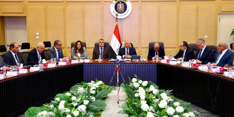 وزير الصناعة يترأس الاجتماع الرابع والعشرين للمجموعة الوزارية للتنمية الصناعية