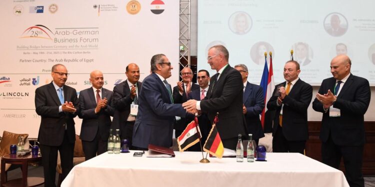 «العاصمة الإدارية» توقع عقد «مستوى الخدمة» لإدارة وتشغيل وصيانة مرفق المياه والصرف الصحي وفق أعلى المعايير العالمية