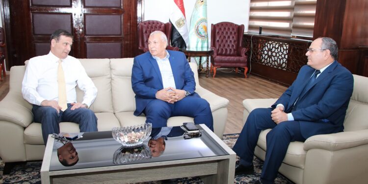 وزير الزراعة يبحث مع محافظ الوادي الجديد ملفات التعاون المشترك
