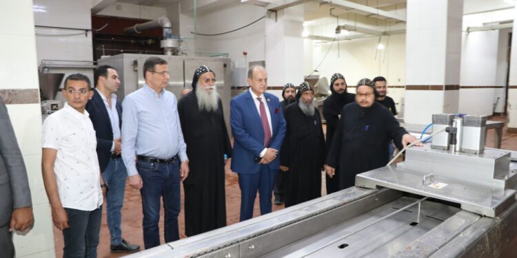 وزير الزراعة يتفقد المزارع والمشروعات الإنتاجية بدير مارمينا بالإسكندرية