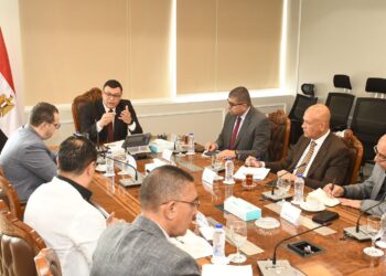 وزير الإسكان يعقد اجتماعاً مع رؤساء ومسئولي أجهزة تنمية مدن غرب القاهرة لمتابعة ملفات العمل