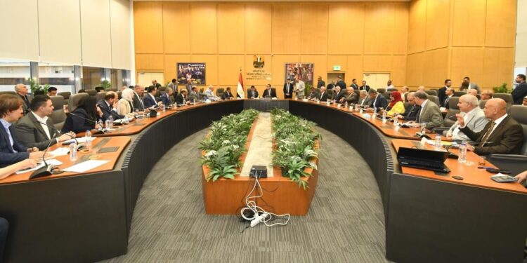 وزير الإسكان يعقد اجتماعه الدوري مع أعضاء البرلمان بمجلسيه النواب والشيوخ