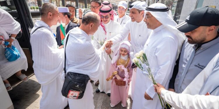 وسط مشاهد ايمانية واستقبال حافل .. وصول نصف حجاج الماسية المعتمدة لخدمة 21 دولة بينهم التضامن والسياحة بمصر