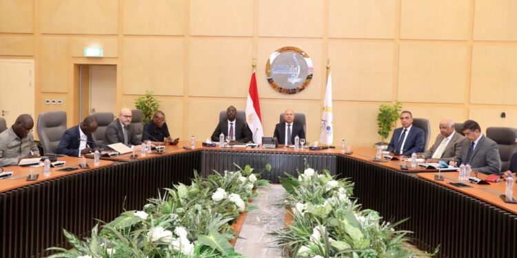 وزير الصناعة يستقبل وزير البنية التحتية وفك العزلة وصيانة الطرق بجمهورية تشاد