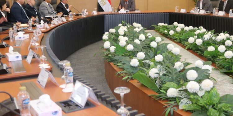 وزير الكهرباء يسلّم شهادات تأهيل 4 مشروعات لإنتاج الطاقة المتجددة وبيعها لمستهلكين صناعيين