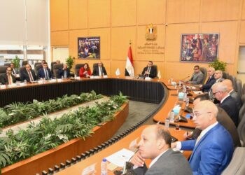 وزير الإسكان يعقد اجتماعه الدوري لمتابعة المشروعات السكنية بعددٍ من المدن الجديدة