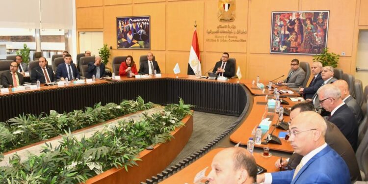 وزير الإسكان يعقد اجتماعه الدوري لمتابعة المشروعات السكنية بعددٍ من المدن الجديدة
