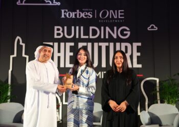 تكريم نور مرشدي خلال قمة فوربس «بناء المستقبل»  تقديراً لإسهاماتها بالقطاع العقاري