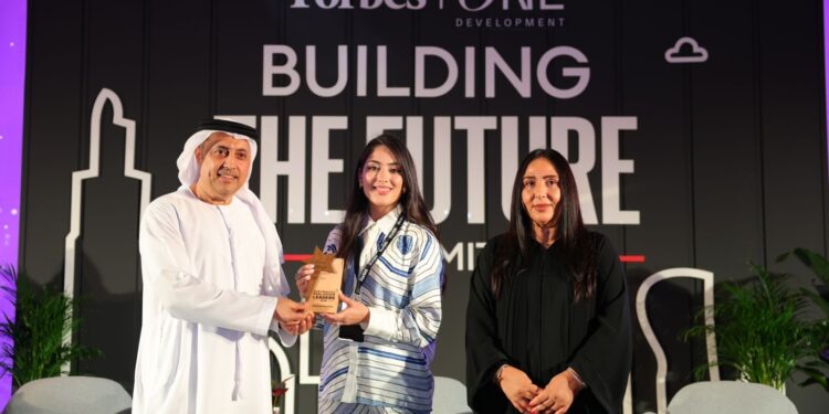تكريم نور مرشدي خلال قمة فوربس «بناء المستقبل» تقديراً لإسهاماتها بالقطاع العقاري