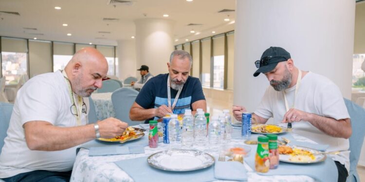 أطعمة الحجاج تحت المجهر.. مسؤولو البعثات يشاركون في تقييم وجبات المشاعر المقدسة قبل التصعيد