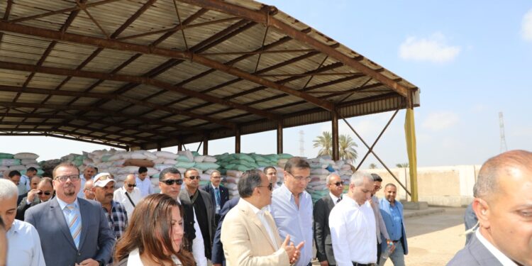 وزير الزراعة ومحافظ الشرقية ورئيس البنك الزراعي يتابعون أعمال توريد القمح بشونة العزيزية