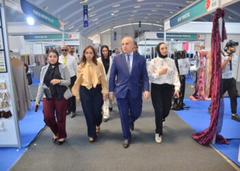 السفير المصري بالمغرب يتفقد المعرض الدولي للنسيج والموضة بالدار البيضاء .. ويصف العلاقات المغربية المصرية بالتاريخية