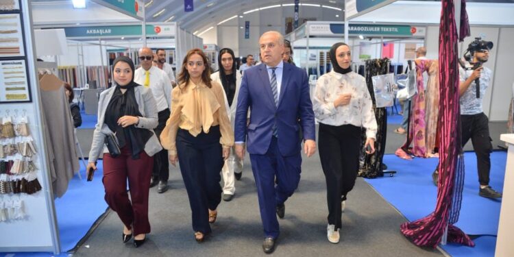 السفير المصري بالمغرب يتفقد المعرض الدولي للنسيج والموضة بالدار البيضاء .. ويصف العلاقات المغربية المصرية بالتاريخية