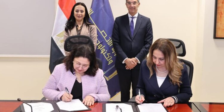 وزيرا الاتصالات والتضامن الاجتماعى يشهدان توقيع مذكرة تفاهم للشراكة لتنفيذ المشروع الوطنى للتطوير المؤسسى الرقمى للجمعيات والمؤسسات والاتحادات الأهلية