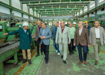 خلال زيارة مفاجئة.. وزير الدولة للإنتاج الحربي يتابع مراحل التصنيع بشركة حلوان للصناعات الهندسية «مصنع 99 الحربي»