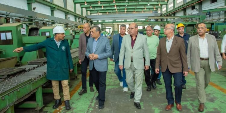 خلال زيارة مفاجئة.. وزير الدولة للإنتاج الحربي يتابع مراحل التصنيع بشركة حلوان للصناعات الهندسية «مصنع 99 الحربي»