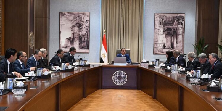 رئيس الوزراء يتابع خطط وإجراءات التوسع في مشروعات تحلية مياه البحر وتوطين الصناعة الخاصة بها