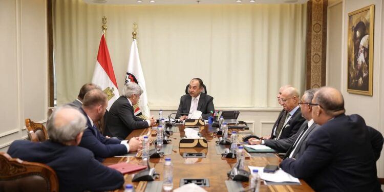وزير قطاع الأعمال العام يبحث مع مجموعة «ماير تكنيمونت» الإيطالية تطورات مشروع حامض النيتريك ونترات الأمونيوم بشركة كيما بأسوان