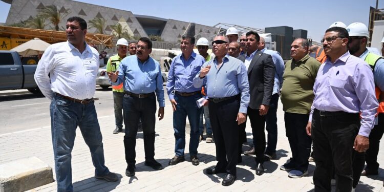 وزير الصناعة والنقل يتابع استعدادات وجاهزية الطريق الدائري ومشروع الأتوبيس الترددي ومحطات الخط الرابع للمترو بمنطقة المتحف المصري الكبير 