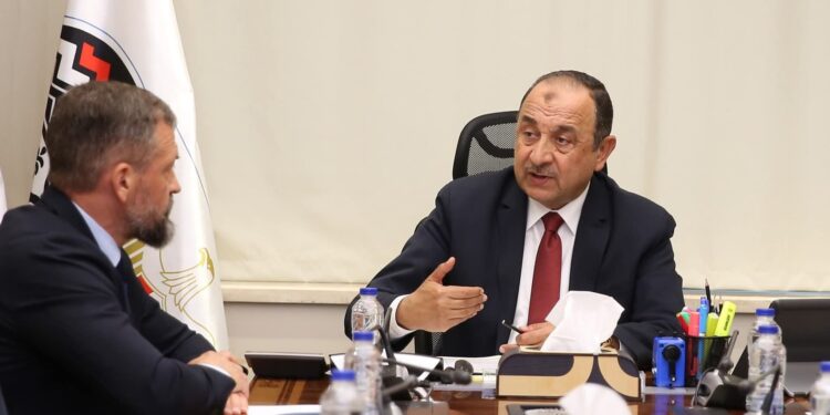 وزير قطاع الأعمال العام يبحث مع تحالف بقيادة «روسال الروسية» سبل التعاون في مجال الألومنيوم