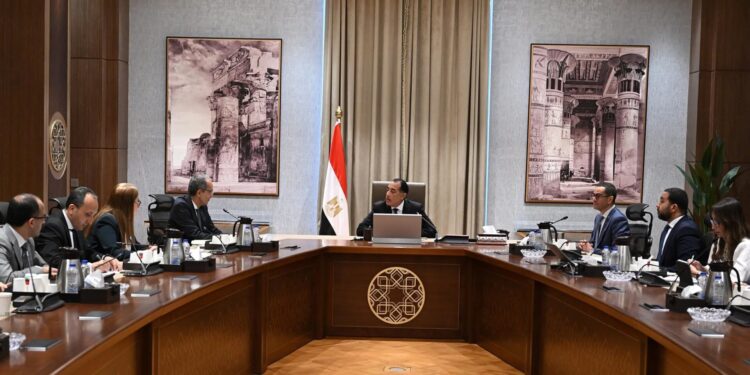 رئيس الوزراء يستعرض خطوات تنفيذ برنامج الطروحات الحكومية في قطاع الاتصالات وتكنولوجيا المعلومات