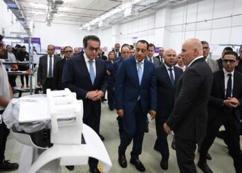 رئيس الوزراء يتفقد مشروع إنشاء أول مصنع في مصر والشرق الأوسط لإنتاج أجهزة السونار والرنين المغناطيسي بمدينة السادس من أكتوبر
