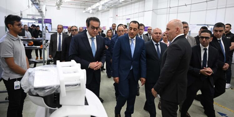 رئيس الوزراء يتفقد مشروع إنشاء أول مصنع في مصر والشرق الأوسط لإنتاج أجهزة السونار والرنين المغناطيسي بمدينة السادس من أكتوبر