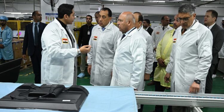 رئيس الوزراء يقوم بجولة فى مشروع تصنيع أجهزة شاشات التليفزيون والهواتف المحمولة بمصنع «صافي جروب» بـ 6 أكتوبر