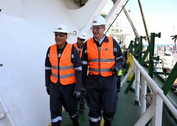 رئيس الوزراء يستهل جولته بميناء العين السخنة بتفقد سفينة تغييز الغاز الطبيعي المسال Energos Eskimo