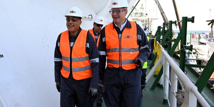 رئيس الوزراء يستهل جولته بميناء العين السخنة بتفقد سفينة تغييز الغاز الطبيعي المسال Energos Eskimo