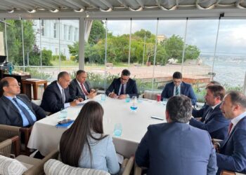 وزير الخارجية يلتقي بمجموعة من رجال الأعمال الأتراك خلال زيارته لإسطنبول