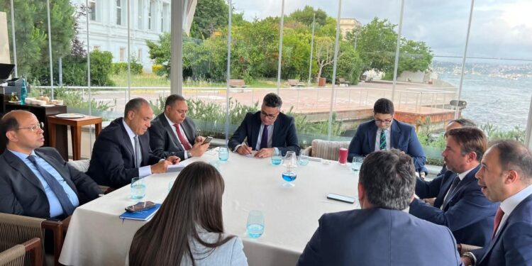 وزير الخارجية يلتقي بمجموعة من رجال الأعمال الأتراك خلال زيارته لإسطنبول