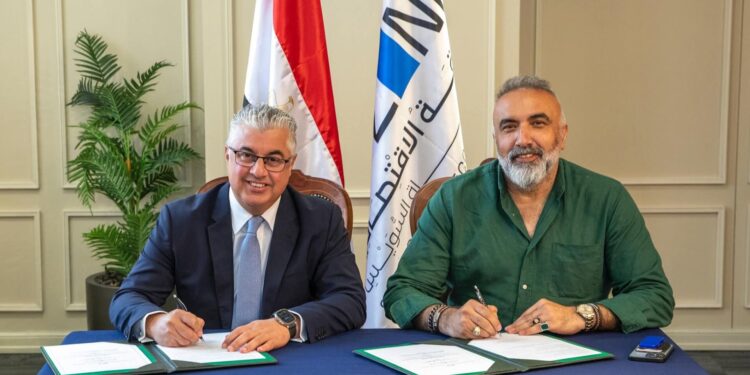 باستثمارات تبلغ 20 مليون دولار أمريكي .. رئيس اقتصادية قناة السويس يوقع عقد مشروع جديد مع شركة «شيريكجي أوغلو » التركية لصناعة أقمشة «الجينز» 