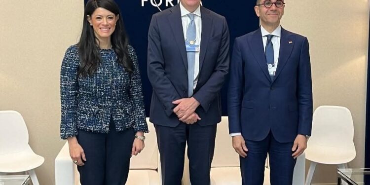 في مستهل الاجتماعات السنوية بالصين .. الدكتورة رانيا المشاط تبحث مع رئيس المنتدى الاقتصادي العالمي تأثير التطورات العالمية والإقليمية على الوضع الاقتصادي