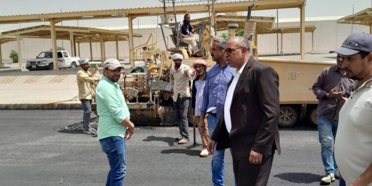 رئيس الجهاز: تنفيذ الحارة الخارجية للطريق الرئيسي وطرق الإسكان الاجتماعي بمدينة أخميم الجديدة