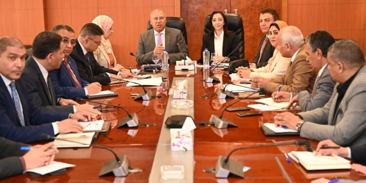 وزير الصناعة يبحث مع محافظ ومستثمري البحيرة تحديات المناطق الصناعية بالمحافظة وسبل حلها