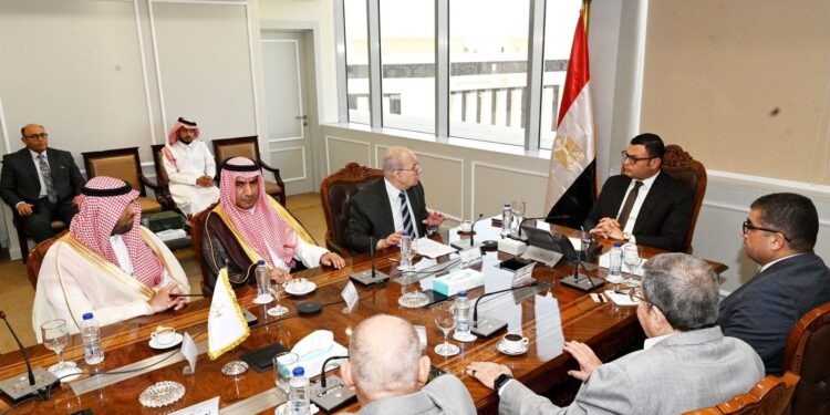 وزير الإسكان يستقبل وفدا من السعودية لمناقشة مجالات التعاون المشترك وتبادل الخبرات في قطاع المقاولات 