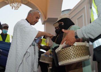 توافد حجاج السياحة «5 نجوم» إلى مشعر منى استعدادًا للتصعيد إلى عرفات