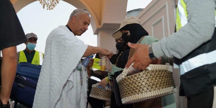 توافد حجاج السياحة «5 نجوم» إلى مشعر منى استعدادًا للتصعيد إلى عرفات