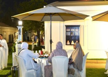 ندوات وعظ وحلقات أدعية بمخيمات ال 5 نجوم في عرفات