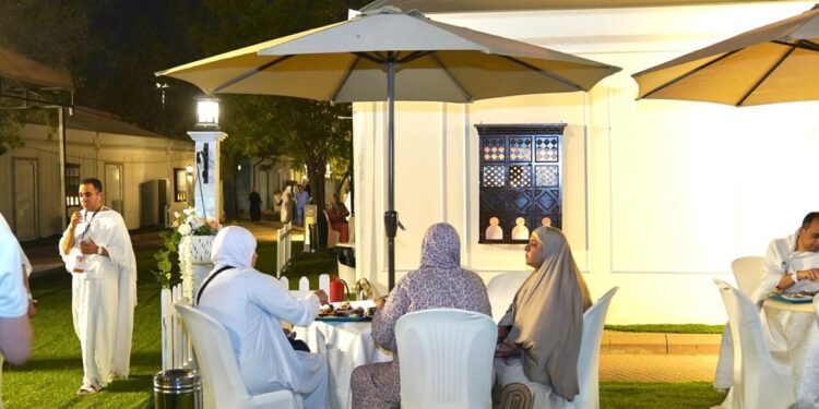 ندوات وعظ وحلقات أدعية بمخيمات ال 5 نجوم في عرفات