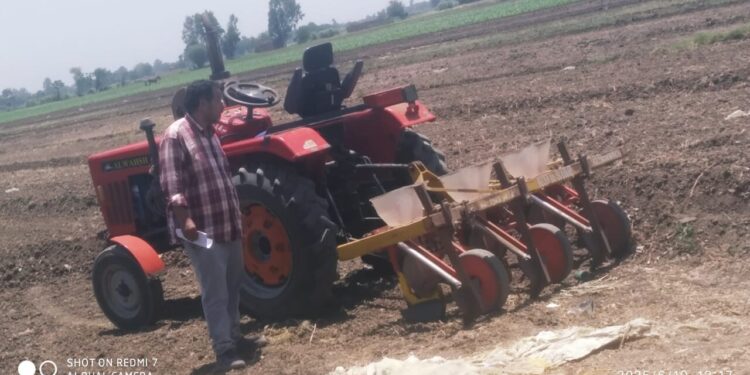 «الزراعة» تنفذ سلسلة من الأنشطة الإرشادية والتواصل الحقلي لدعم مزارعي المحاصيل في المحافظات