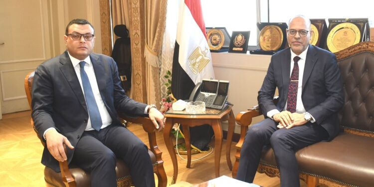 وزيرا الإسكان والعمل يبحثان التعاون المشترك في مجال تدريب العمالة