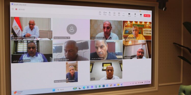 فى ضوء الظروف الطارئة التى تمر بها المنطقة .. وزير الكهرباء يجتمع برؤساء الشركات ويوجه برفع درجة الاستعداد لتأمين الشبكة الموحدة